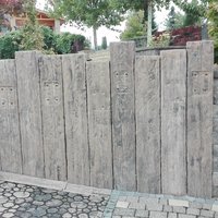 Gartenmauer in Holzoptik